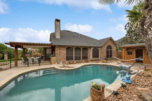 Rowlett House | Stunning 6BR Pool - Great for Big Groups