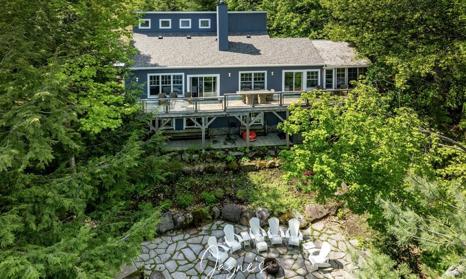 Muskoka Lakes Cottage | Stunning 7 bed 5 bath property on Lake Muskoka! Boathouse! Bunkie! Hot Tub!