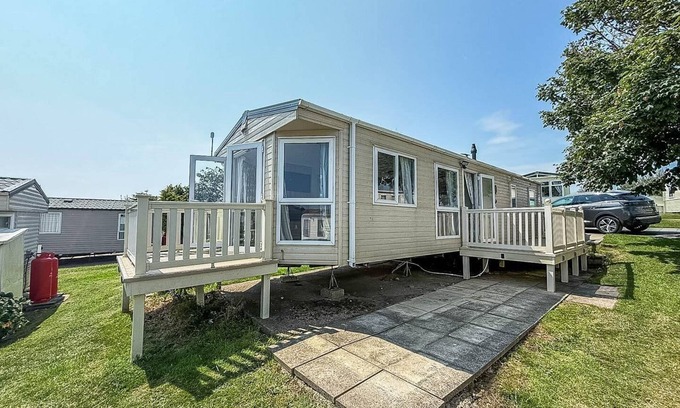 Winestead House | Stunning 8 berth caravan with decking and unlimited Wi-Fi, ref 71012P