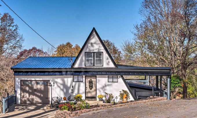 Etoile House | Stunning A-Frame Retreat w/ Spacious Deck!