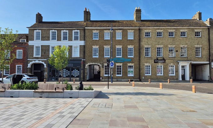 St Neots House | Stunning and spacious Georgian town house in historic town centre with parking!