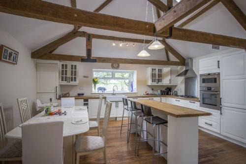 Woodhorn House | Stunning Barn Conversion next to Horse Field sleeps 10
