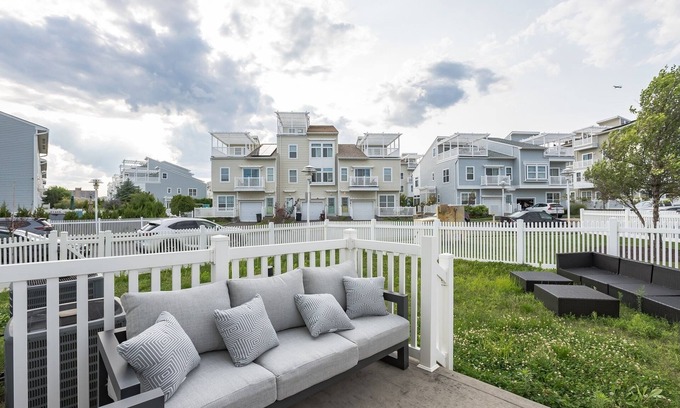 Queens House | Stunning Beachfront Queens Getaway 4 Bedroom Townhouse by Redawning