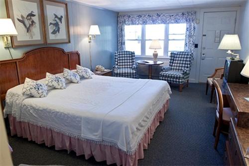 Lincolnville House | Stunning Bed and Breakfast Room with Reading Nook for a Getaway near Rockland, Maine