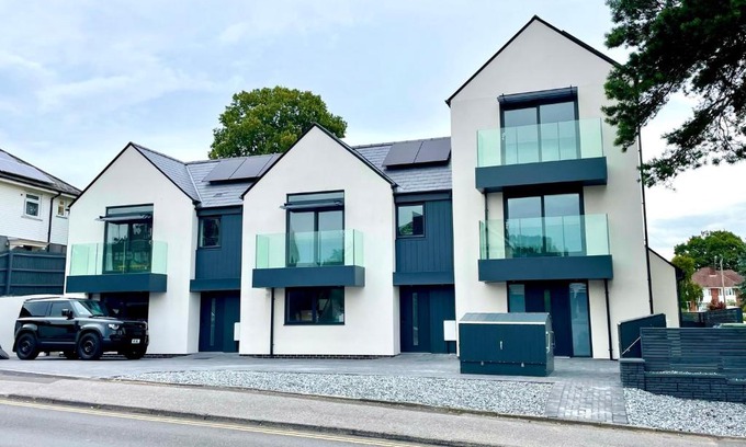 Poole House | Stunning Brand New House - Sleeps 6 - Free Parking - Great Location - Fast WiFi - Smart TV - Close to Poole & Bournemouth & Sandbanks