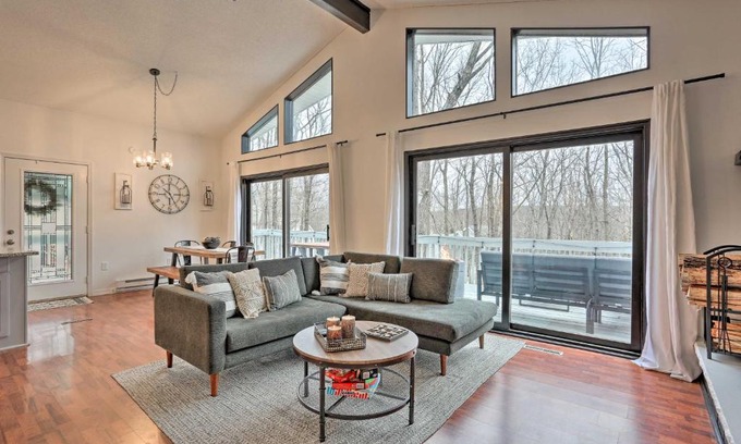 Bushkill House | Stunning Bushkill Getaway with Deck, 8 Mi to Skiing!