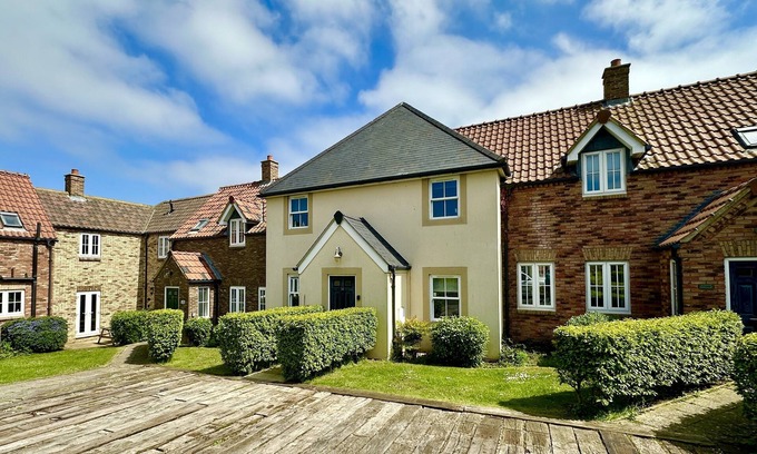 Filey Apartment | Stunning Coastal Cottage - Sleeping 8 in 4 Bedrooms - Pool and Beach Access Included.