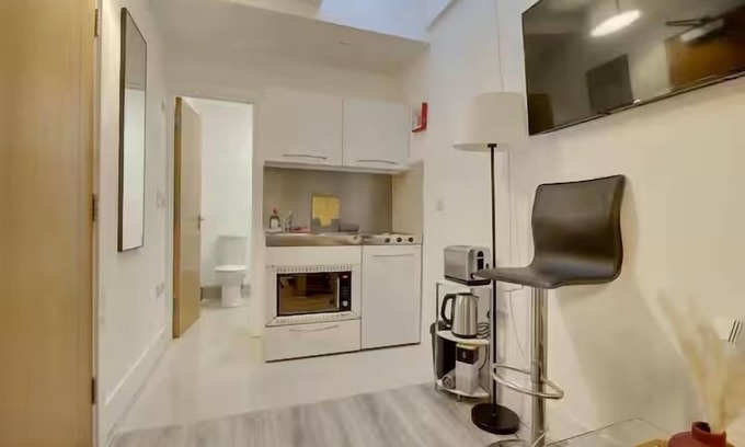 Portsmouth Apartment | Stunning Compact Studio in Portsea