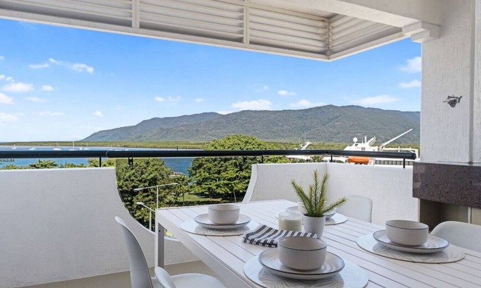 Cairns Central Business District Apartment | STUNNING COSTAL 3 BEDROOM APARTMENT IN CAIRNS CBD