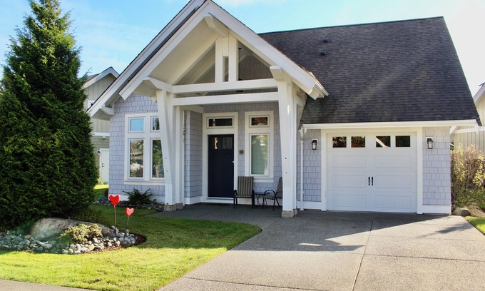 Regional District of Nanaimo House | Stunning Cottage in Quiet Community by the Beach!
