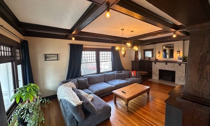 Manito House | Stunning craftsman with Pizza Oven, Hot tub, EV charging, Gym and Game Room