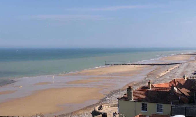 Cromer House | Stunning Cromer beach house with sea views