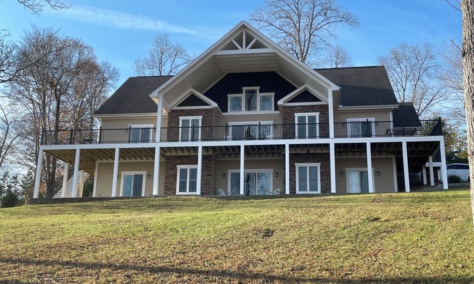 La Follette House | Stunning Deerfield Resort Lake and Mountainview Home