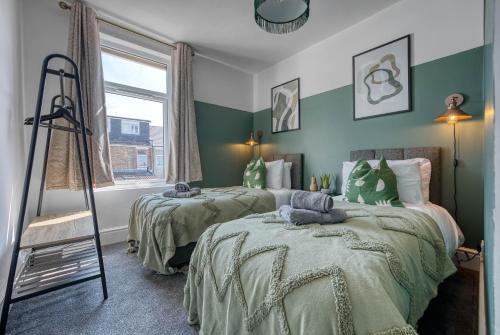 Southsea House | Stunning Design 3-Bedroom Townhouse Retreat in Southsea, Sleeps 8, Chic and Spacious with Free Parking Permit, WORK CONTRACTORS SPECIAL OFFER AVAILABLE! - by Blue Puffin Stays