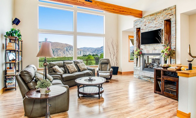 Orondo House | Stunning dog-friendly home with lovely patio/balcony & sunroom