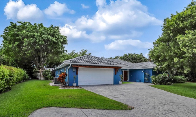 Cypress Lakes Estates House | Stunning escape with private saltwater pool, Peloton bike & central AC