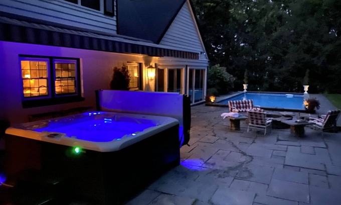 Kingston House | Stunning Estate w/Hot Tub- 5 minutes from Uptown Kingston
