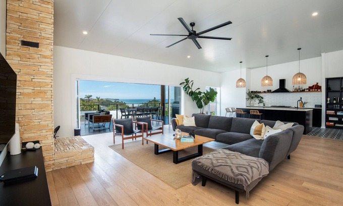 Emerald Beach House | Stunning Family Home, Warm Winter Days and Cosy Log Fire – Emerald Views ⛱️