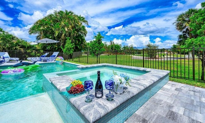 Central Naples House | Stunning Family Home Pool & Spa