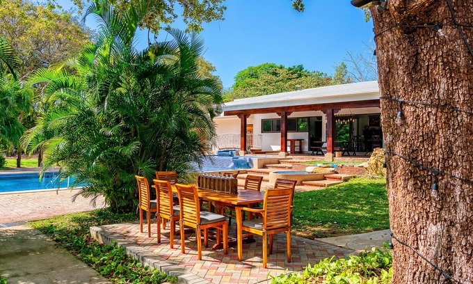 Bagaces Other | Stunning Farmhouse, Private Pool, 7 BR, 8 BTH, Amazing fruit gardens, parking