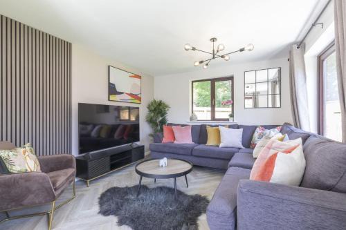 Cheltenham House | Stunning Five Bed Detached Home with Hot Tub