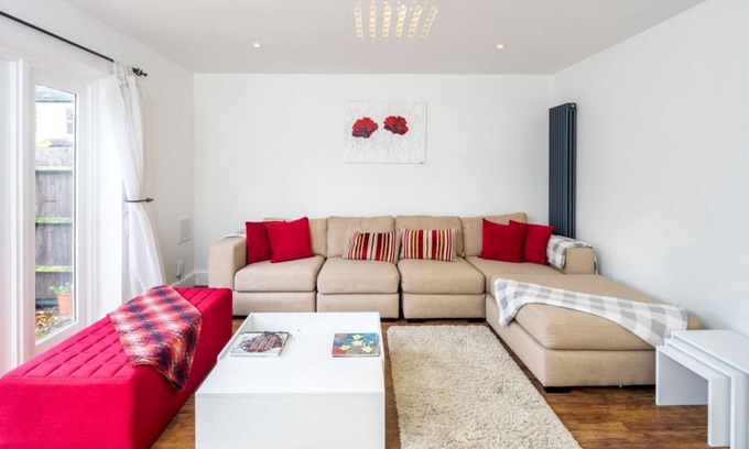 Walpole Apartment | Stunning flat with garden in West London