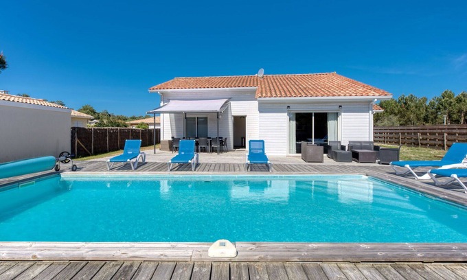 Vensac Villa | Stunning private villa for 8 people with WIFI, private pool, TV, terrace, pets allowed and parking