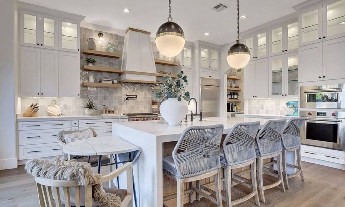 Las Vegas House | Stunning, Gated, Chef's Kitchen, Downstair's Master Suite