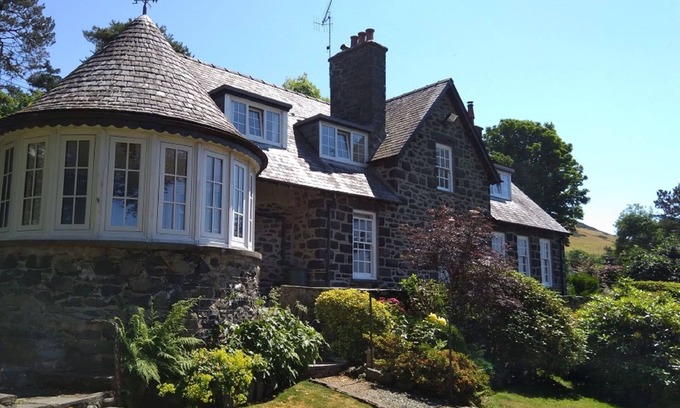 Llwyngwril House | Stunning Grand Country House, Fabulous Sea Views in Llwyngwril Snowdonia (Eryri)