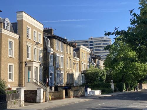 Southwark Apartment | STUNNING GROUND FLOOR GARDEN APARTMENT - Entire Apartment, Centrally Located, With Free Off Road Parking By Flat & Wiffi, Beautifully Secluded, 3 mins From All Amenities