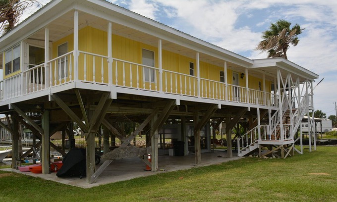 Horseshoe Beach House | Stunning Gulf views with Kayaks, Pedal Boat, Bikes and Tiki Bar with TV