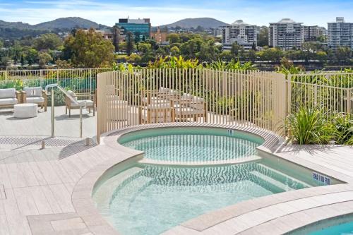 West End Apartment | Stunning Helia Sanctuary - West End w parking and pool