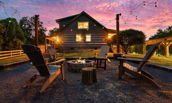 Kodak Cabin | Stunning Hillside Cabin w/Hot Tub & Game Room