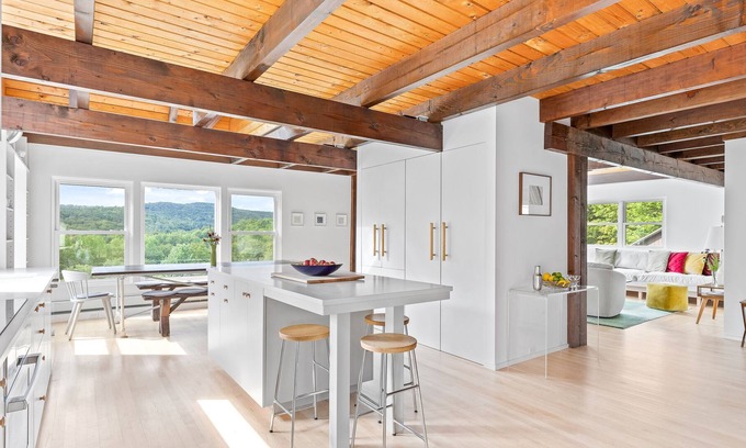 South Royalton House | Stunning Hilltop Getaway- Recreational Paradise