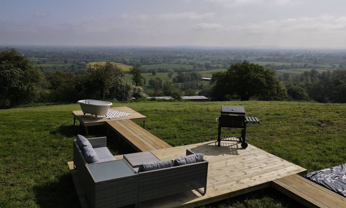 Llanymynech RV Rental | Stunning Hilltop Views, Outdoor Bathtub, Cosy Geodome!