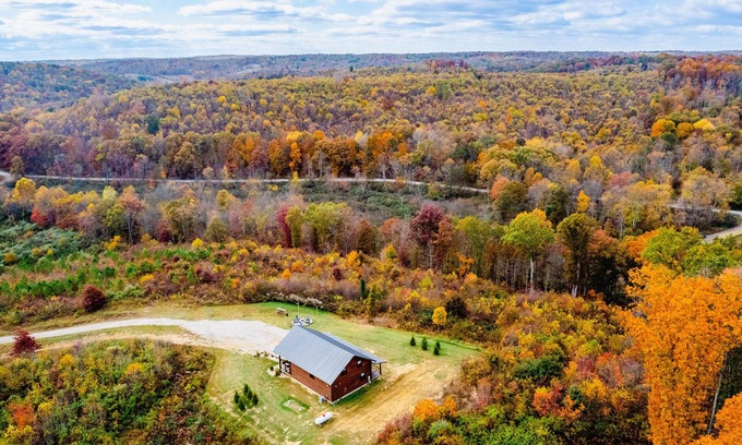 New Plymouth Cabin | Stunning Hocking Hills Views, Huge Skies ~ Sauna, Pet Friendly, Hot Tub, WiFi