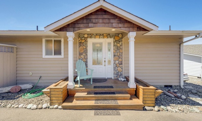 Oak Harbor House | Stunning Home in Coupeville w/Deck + Beach Access