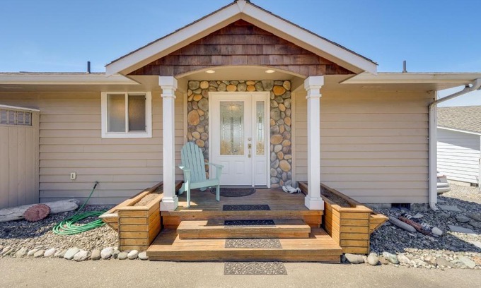Oak Harbor House | Stunning Home in Coupeville with Deck and Beach Access