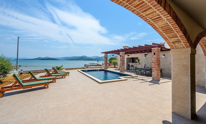 Janjina House | Stunning home in Drace