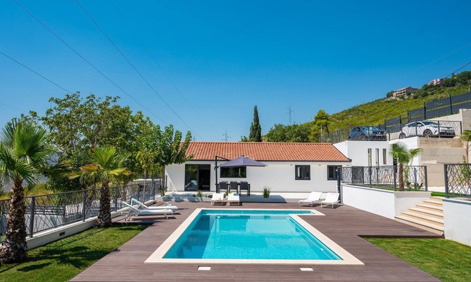 Split House | Stunning home in Srinjine with WiFi