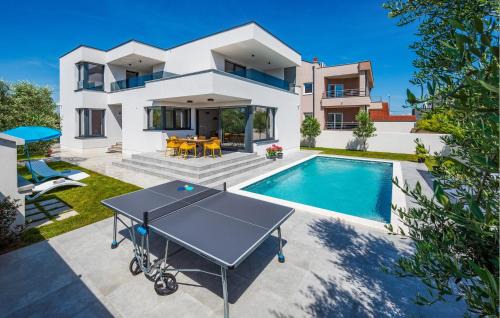 Valbandon House | Stunning Home In Valbandon With Wifi
