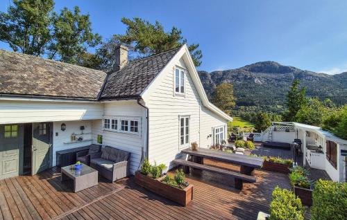Vikebygd House | Stunning Home In Vikebygd With House A Mountain View
