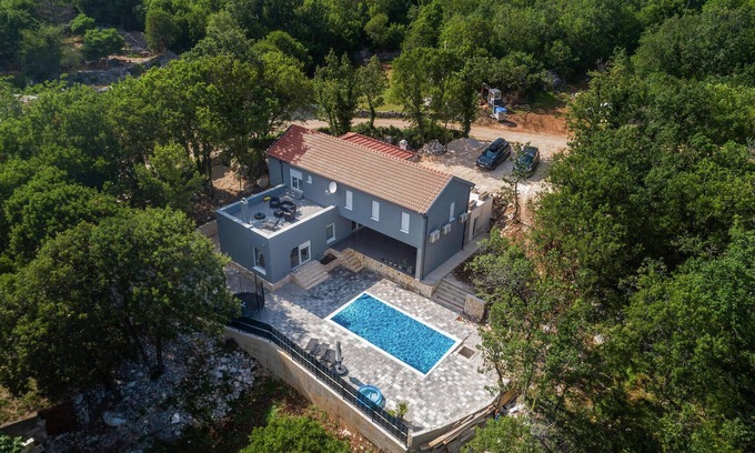 Zagvozd House | Stunning home in Zagvozd with kitchen