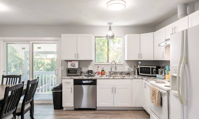 Sandy House | Stunning Home W/Mountain Views 4 Bedroom Home