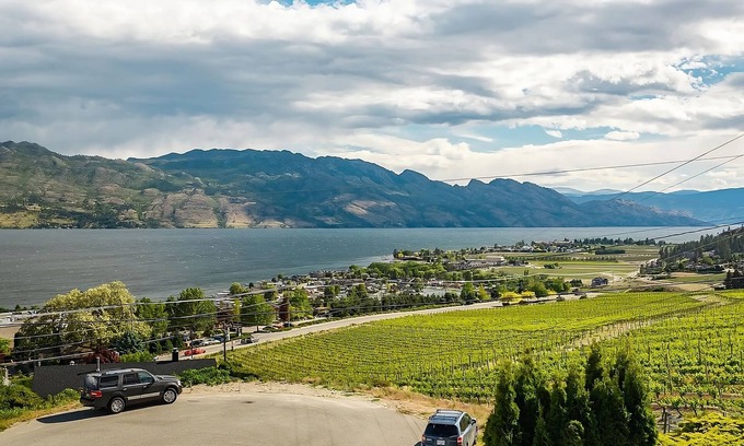 Central Okanagan House | Stunning Home with a 180° view of the Lake + Hot Tub + Firepit + Pool Table