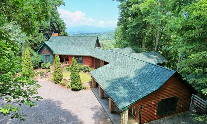 Young Harris House | Stunning Home with Lake and endless Mountains Views