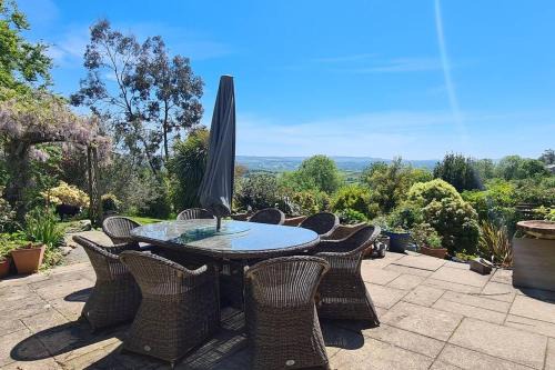 Heligan House | Stunning house, fenced garden, and outdoor dining!