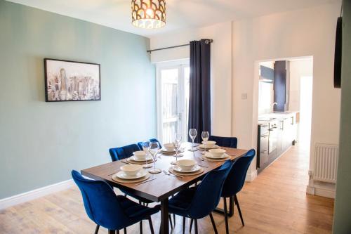 Lincoln House | Stunning House - Sleeps 7 - 5 Mins walk to Lincoln High Street - Parking - Wifi