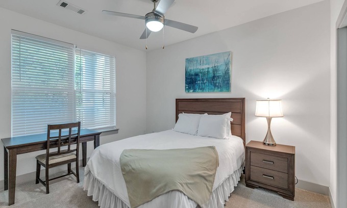 Farragut Apartment | Stunning I Corporate I Parking I Pool I Gym