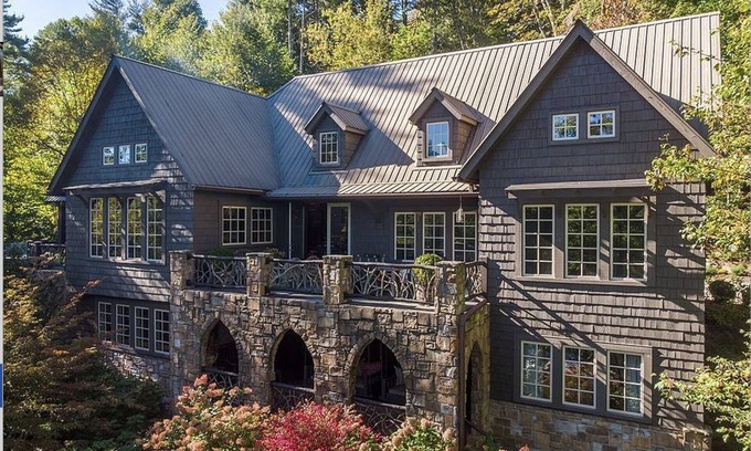 Cullowhee House | STUNNING Island Life in the Middle of Lake Glenville